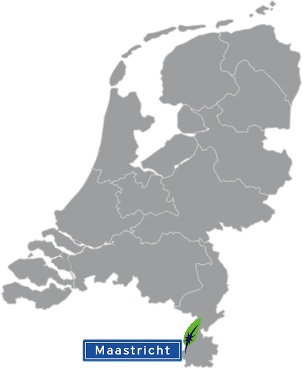 Grijze kaart van Nederland met Maastricht aangegeven voor maatwerk taalcursus Frans zakelijk - blauw plaatsnaambord met witte letters en Dagnall veer - transparante achtergrond - 600 * 733 pixels